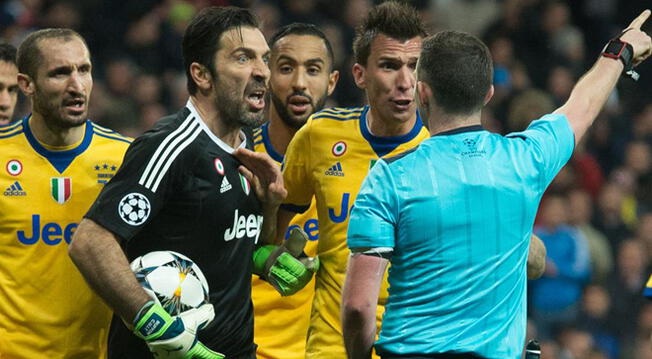 Gianluigi Buffón y todo Juventus recriminándole al árbitro. Foto: GTRES