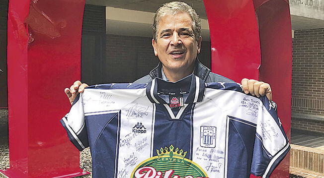 Jorge Luis Pinto posa con la camiseta de Alianza Lima.