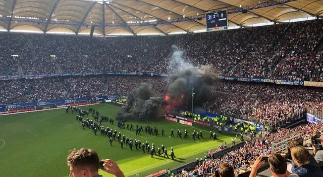 Hamburgo descendió y sus hinchas se enfurecieron quemando el estadio. Fuente: Fox