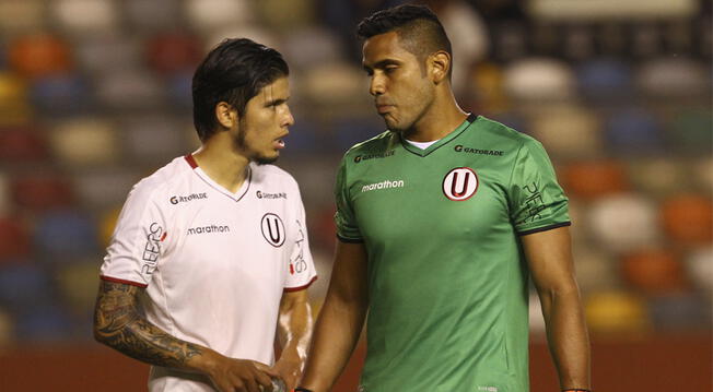 Horacio Benincasa y Raúl Fernández, durante un partido de Universitario.