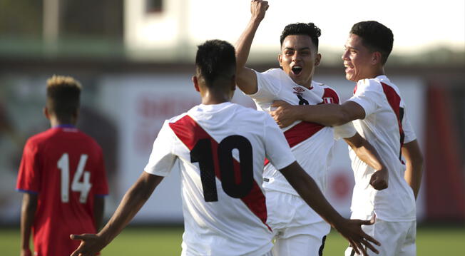 La Selección Peruana Sub-17 celebra un gol ante Costa Rica.