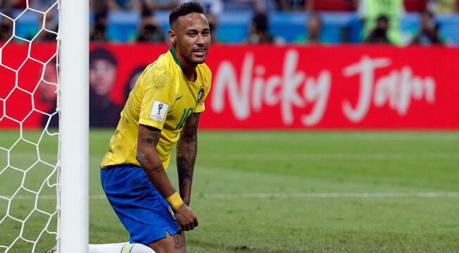Neymar se lamenta de una acción durante el Mundial Rusia 2018.