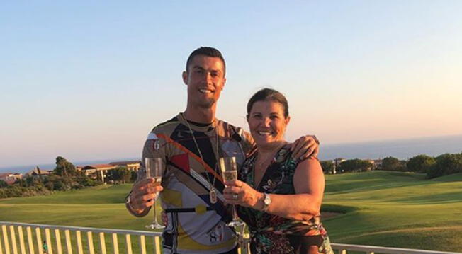 Cristiano Ronaldo y su madre brindando por su fichaje a la Juventus. Foto: Instagram