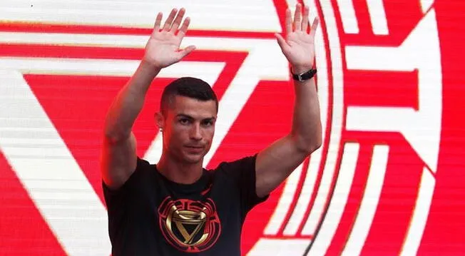 Cristiano Ronaldo saludando a los hinchas que se acercaron a Pekín, China. Foto: AFP