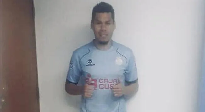 Hernán Rengifo posa con la camiseta de Real Garcilaso.
