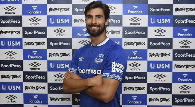 André Gomes posa con la camiseta del Everton.
