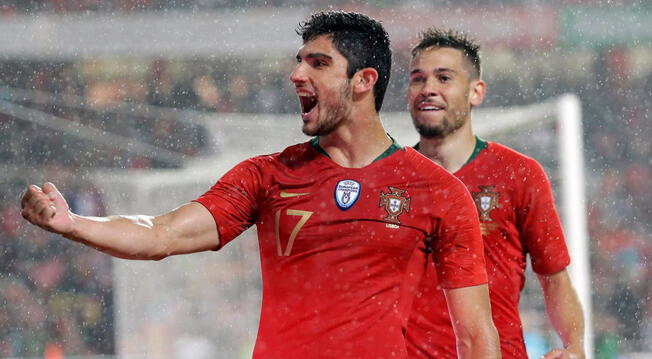 Gonçalo Guedes celebra un gol con Portugal.