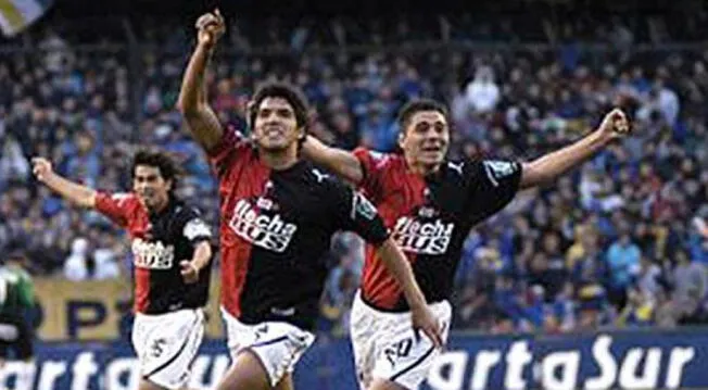 Juan Vargas celebra un gol con Colón de Santa Fe.