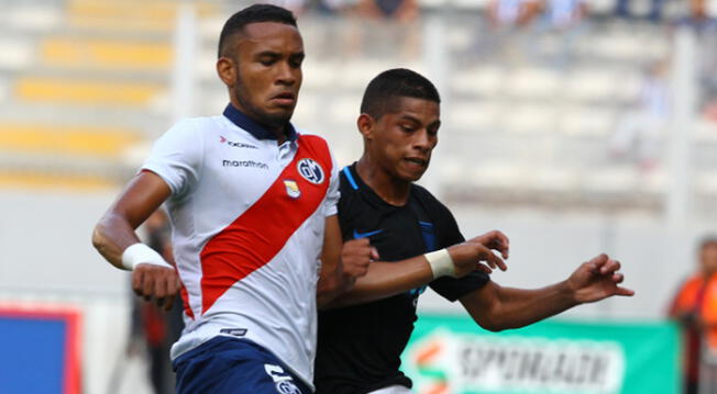 Aldair Salazar disputa un balón con Kevin Quevedo en un Municipal-Alianza Lima.