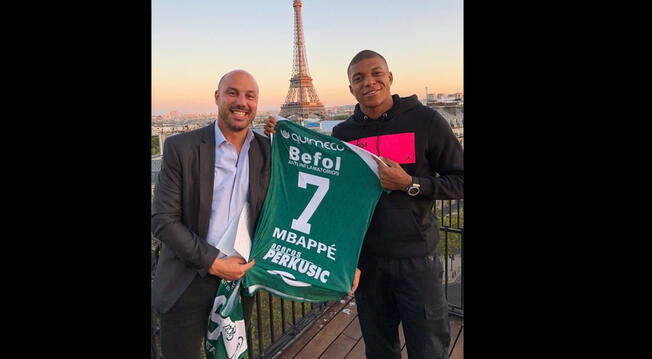 Kylian Mbappé y Luis Ferrer posan con la camiseta de Sarmiento en París.