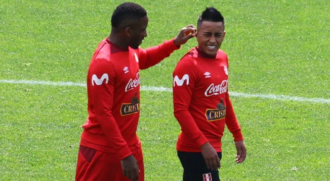 Jefferson Farfán y Christian Cueva durante una práctica de la Selección Peruana.
