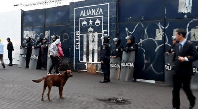 La Policía recuperó la posesión de la explanada tras la batalla campal entre supuestos barristas de Alianza Lima y miembros de la Iglesia el Aposento Alto. 