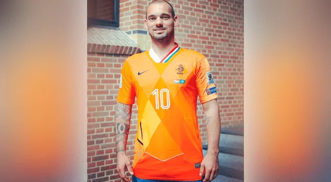 Perú vs Holanda: Wesley Sneijder recibe camiseta con trozos de todos sus partidos como seleccionado │ FOTOS