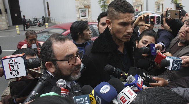 Julio García, junto a Paolo Guerrero, declarando a la prensa nacional.
