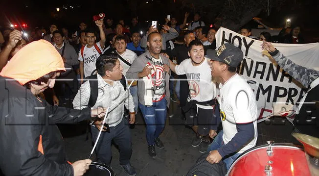 Universitario vs Sport Huancayo: hinchas cremas realizaron banderazo en la concentración de su equipo | VIDEO
