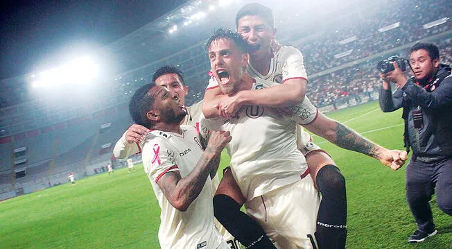 Germán Denis celebra su gol con Universitario ante Sport Huancayo.