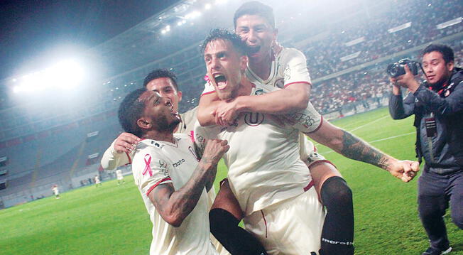 Germán Denis celebra su gol con Universitario a Sport Huancayo.