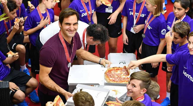 Roger Federer celebró su título 99 comiendo pizza con niños 