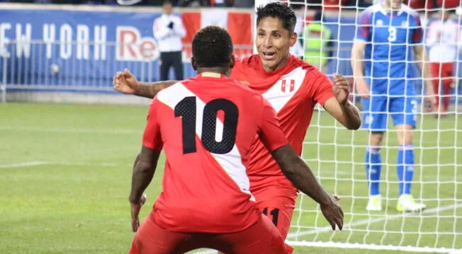 Jefferson Farfán y Raúl Ruidíaz celebran un gol con la Selección Peruana