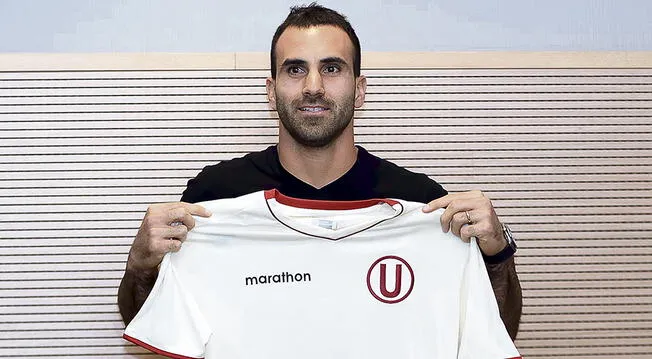 José Carvallo posa con la camiseta de Universitario.
