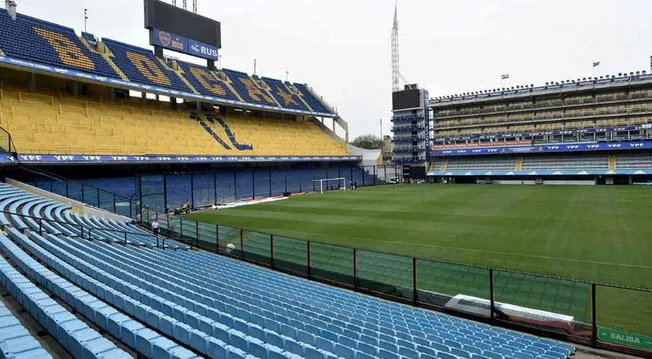 Brigada antiexplosivos registra los alrededores del estadio de Boca Juniors, por una presunta amenaza de bomba en el escenario. 