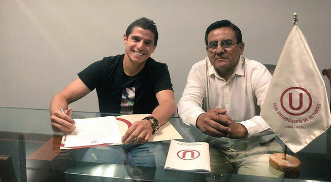Aldo Corzo posa tras renovar contrato con Universitario.