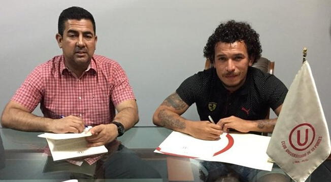 Gary Correa firmando su contrato junto a Carlos Moreno, administrador del club. 