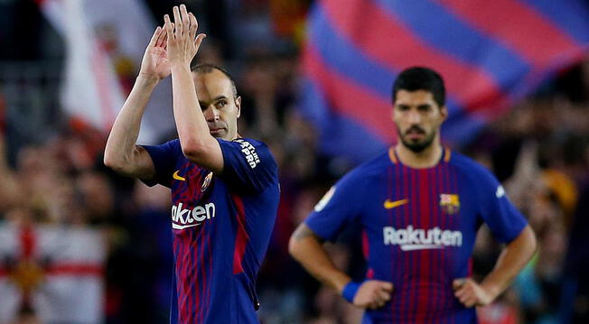 Andrés Iniesta agradece los aplausos de la afición del Barcelona.