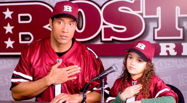  'La Roca' y Madison Pettis en la película 'Entrenando a papá' de Disney.   