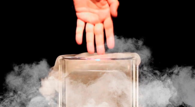 Qué pasa si metes tu mano en nitrógeno líquido? El 'experimento' que jamás  debes imitar