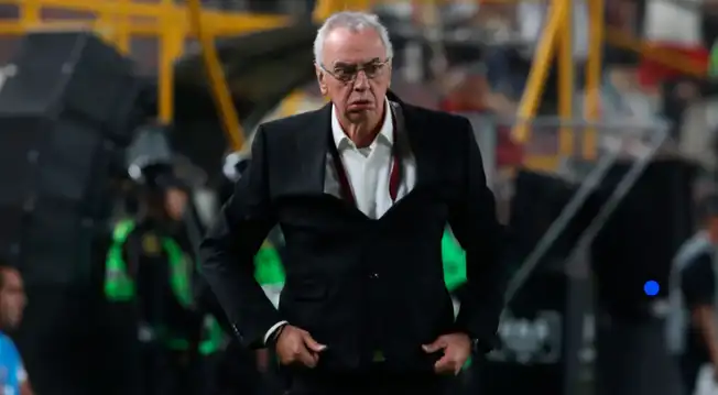 Jorge Fossati solo ganó una vez en cuatro presentaciones en Liga 1 2025 con Universitario. Foto: Líbero   