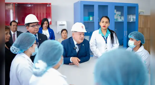 Dr. César Acuña inaugura laboratorio de neurodidáctica y anuncia nuevo edificio para Chimbote