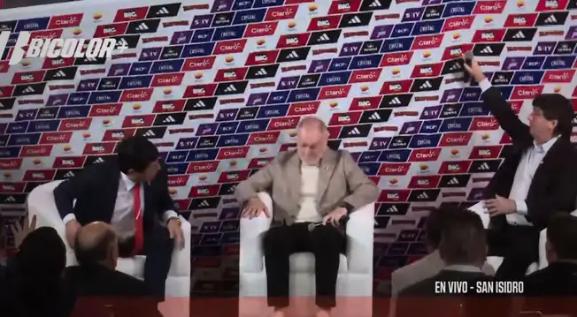 Banner casi se cae sobre Agustín Lozano, Jean Ferrari y Mano Menezes en medio de su presentación