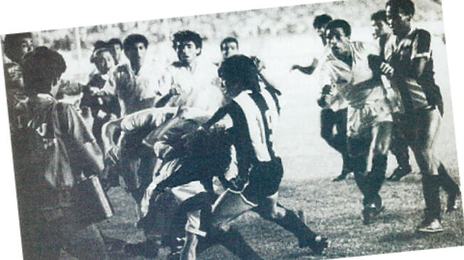 Universitario recuerda partido en que hizo correr del campo a su compadre Alianza Lima.