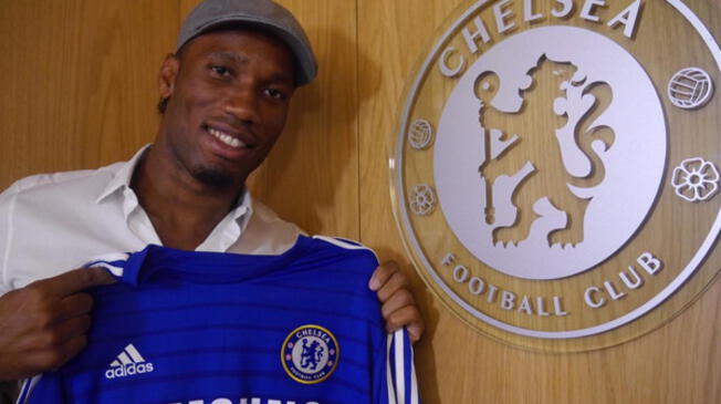Didier Drogba posa feliz con la camiseta del Chelsea 