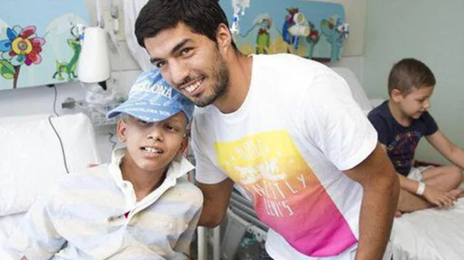 Luis Suárez lleva alegría a niños enfermos.