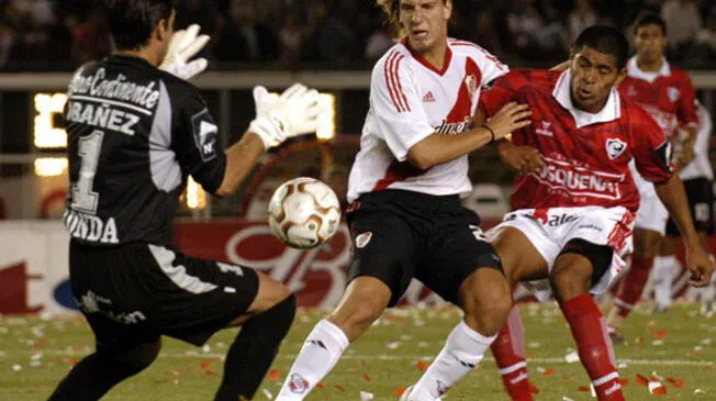 Santiago Acasiete y Óscar Ibáñez atentos a Maxi López en la final Cienciano-River Plate por la Sudamericana.