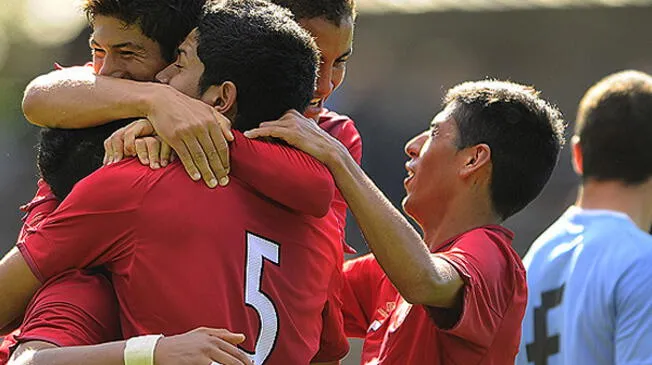 Selección peruana celebra gol de Sandoval.