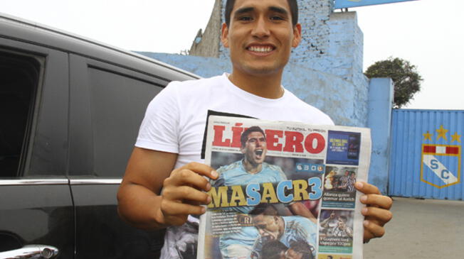 Irven Ávila posa sonriente con su diario favorito tras goleada a Universitario.