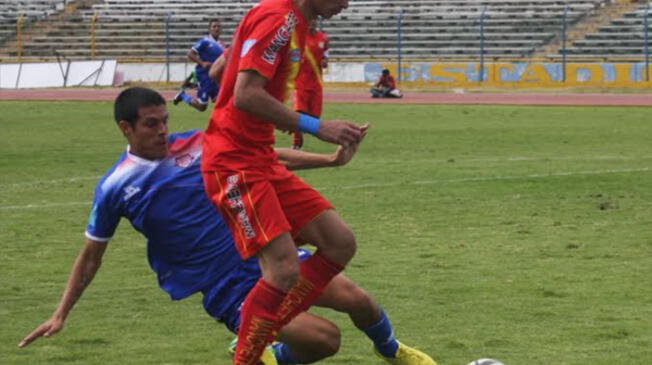San Simón vs. Sport Huancayo: Kerwin Peixoto va a la marca de Klyer Vieira.