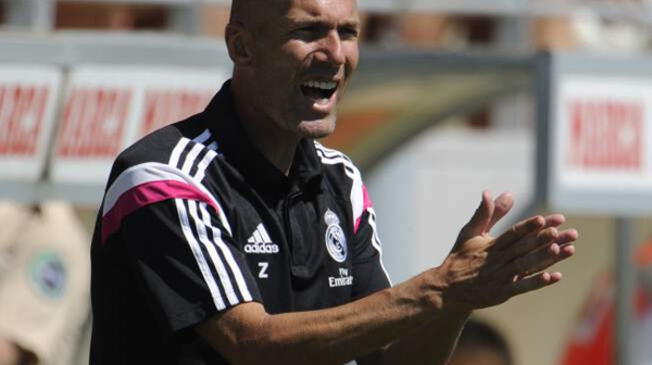 Zinedine Zidane realiza su primera experiencia como DT principal en el Real Madrid Castilla.