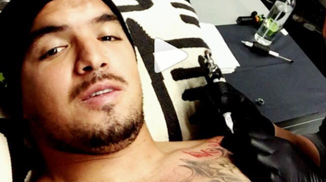 El "Loco" Juan Vargas en pleno tatuaje 