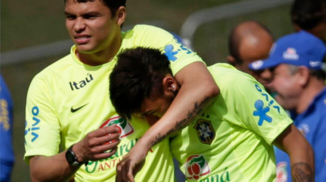 Thiago Silva le brindó todo su apoyo a Neymar tras su lesión ante Colombia en Brasil 2014.