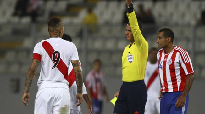 Paolo Guerrero vio la roja ante Paraguay de manera infantil.