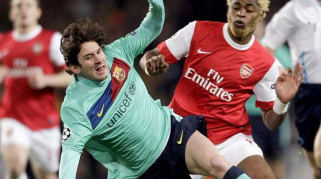 Alexander Song, ex Arsenal, fichó en el 2012 por el Barcelona y no pudo ofrecer ni la mitad del nivel mostrado en Inglaterra.