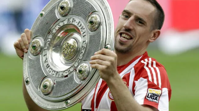 Franck Ribéry levantando la "ensaladera" de la Bundesliga 