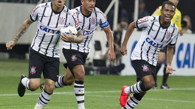 Paolo Guerrero fue reconocido con la 'Bola de Plata' por goles con Corinthians