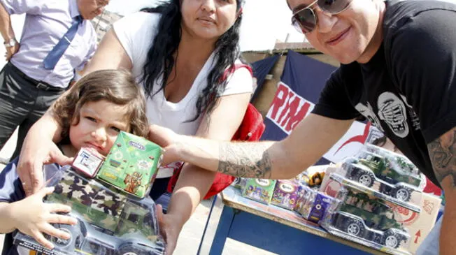 Alianza Lima: Walter Ibáñez tiene un inmenso corazón y repartió regalos a los más necesitados. 