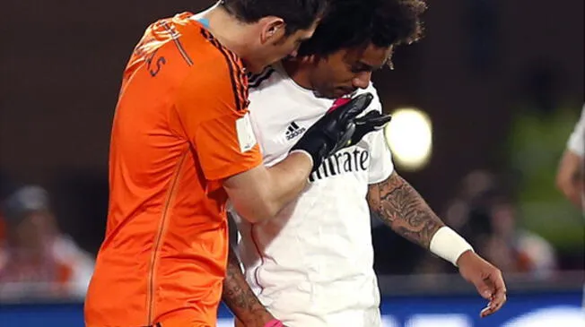 Iker Casillas consuela a Marcelo tras la lesión que lo marginó de la final del Mundial de Clubes.