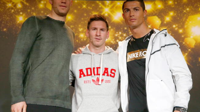 Manuel Neuer, Lionel Messi y Cristiano Ronaldo posan para la foto tras la conferencia en Zurich.